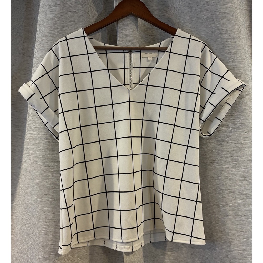 Melloday Size M WhiteBlack Window Pane Short Sleeve V-Neck‎  Top